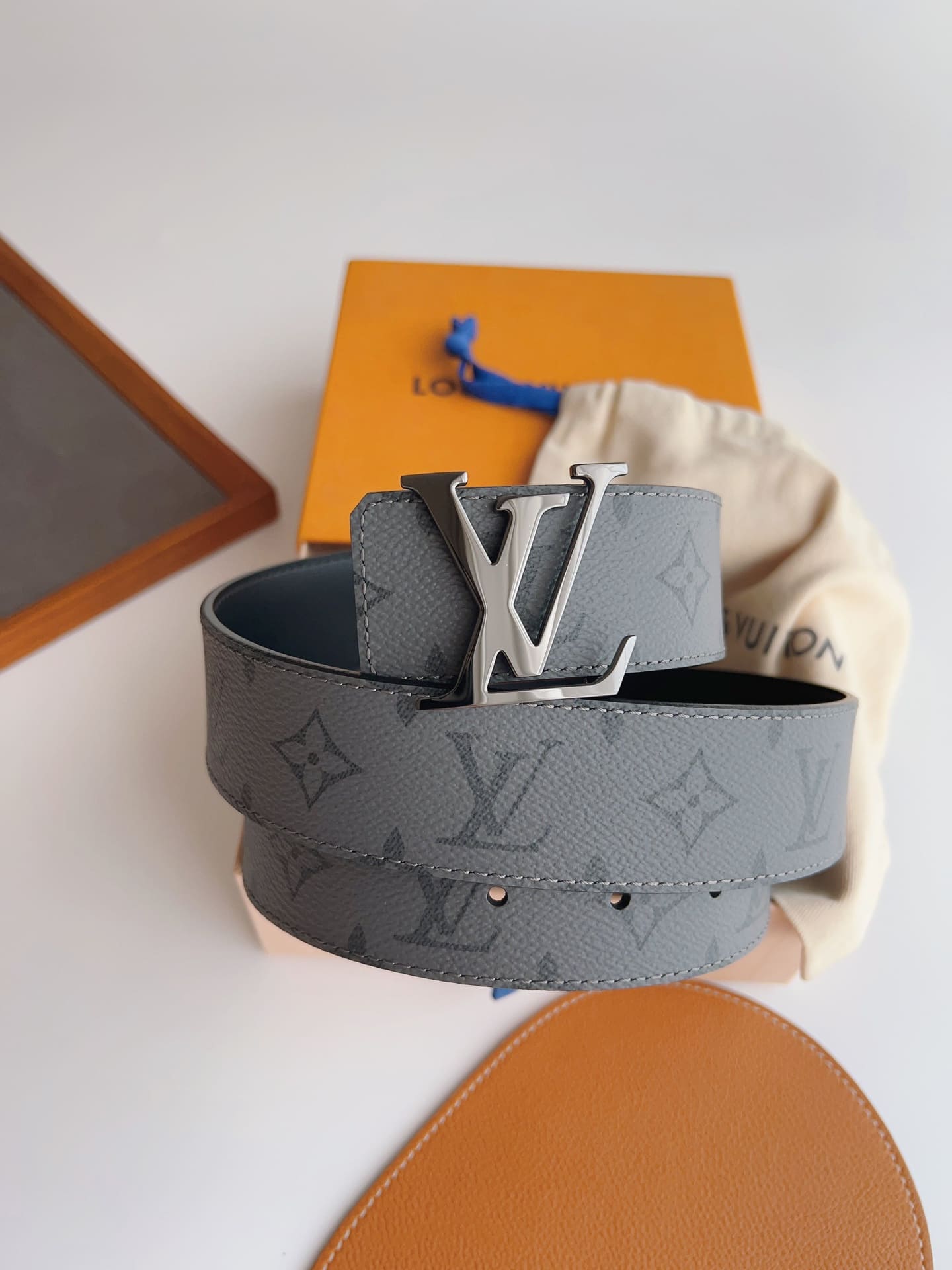 DÂY LƯNG LOUIS VUITTON GRAY MONOGRAM LEATHER Khóa bạc
