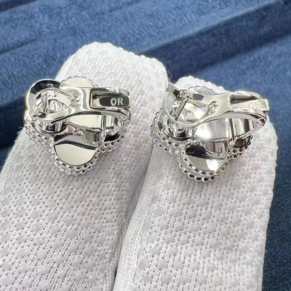 Hoa tai Van Cleef & Arpels Vintage Alhambra Guilloche vàng trắng 18K  (Liên hệ để biết giá)
