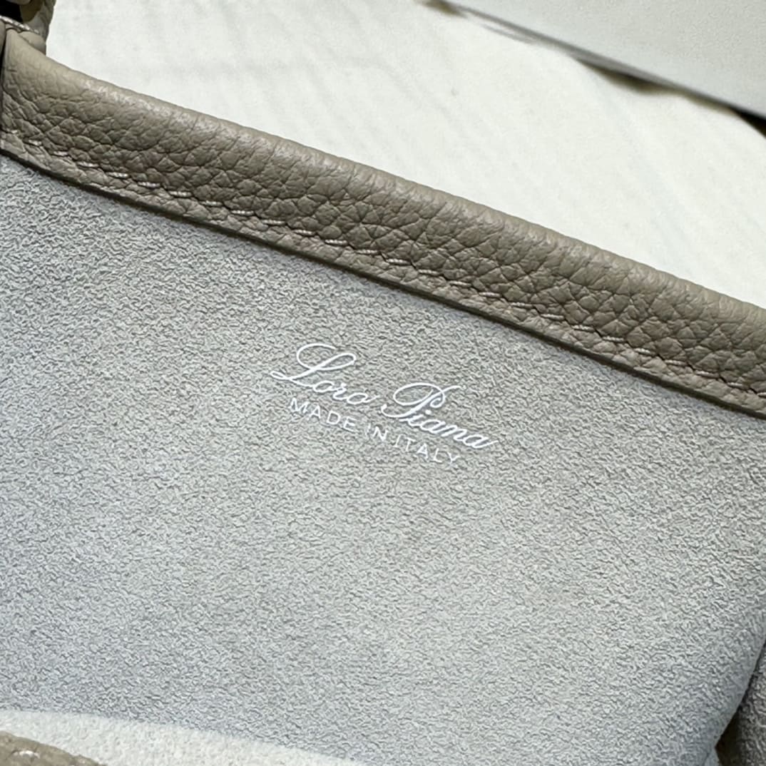 TÚI Loro Piana Bale Micro bằng da bê màu be Beige