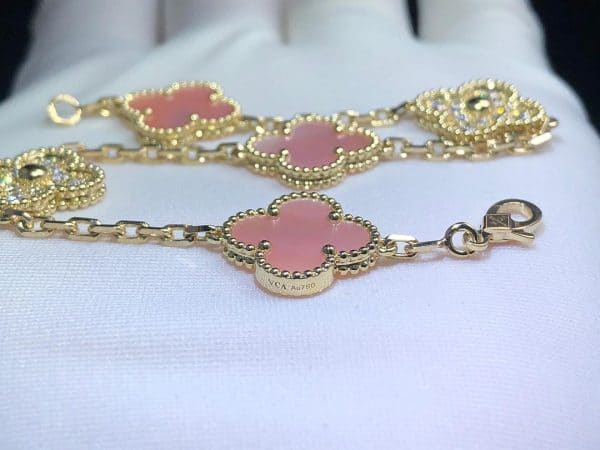 Vòng tay vàng vàng 18k đính 5 họa tiết Van Cleef & Arpels Vintage Alhambra màu hồng xà cừ và kim cương 18K  (Liên hệ để biết giá)