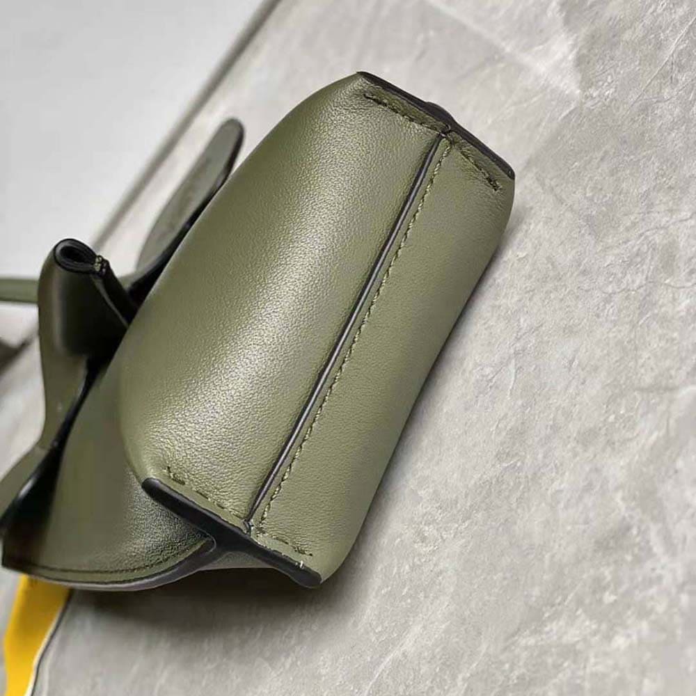 TÚI LOEWE Elephant Pocket màu da bê cổ điển màu xanh lá cây