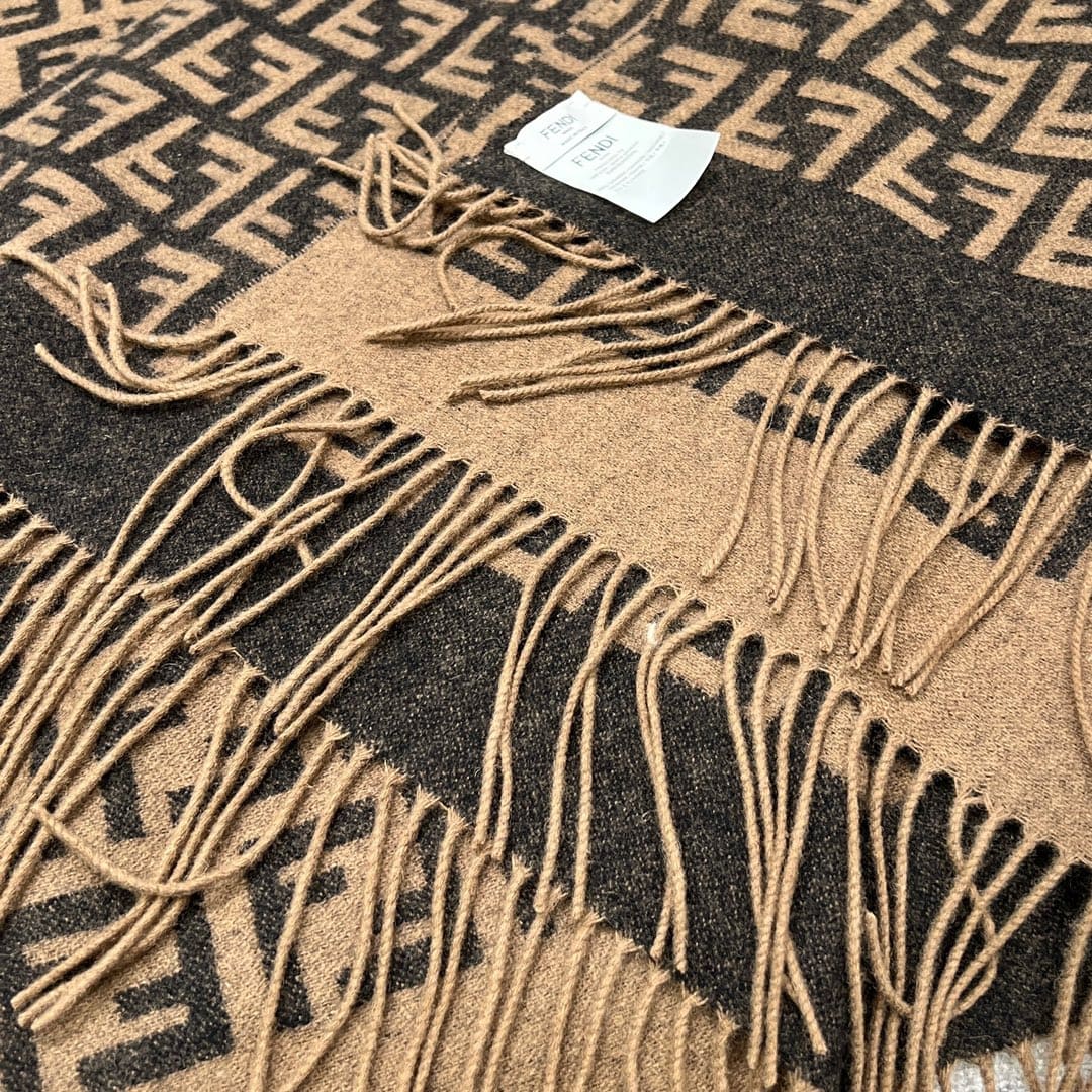 KHĂN FENDI Double F travel blanket scarf