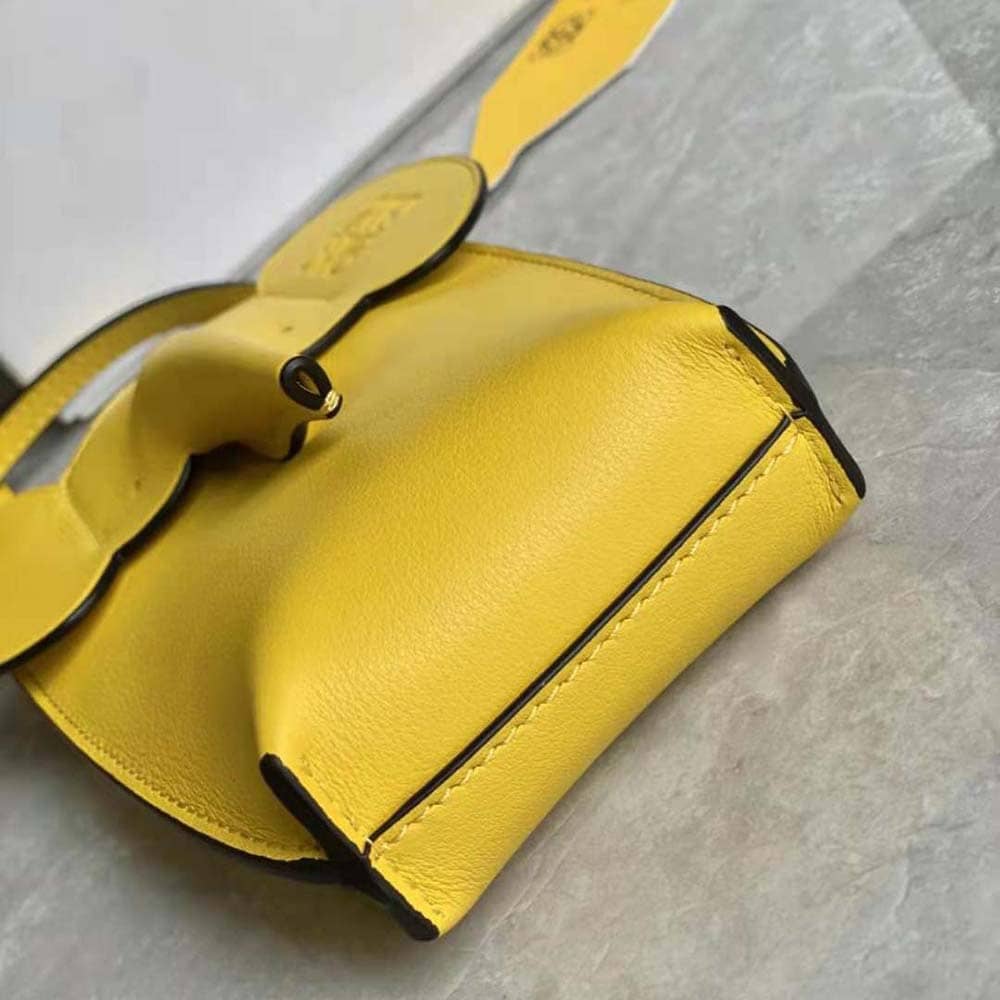 TÚI LOEWE Elephant Pocket bằng da bê cổ điển màu vàng