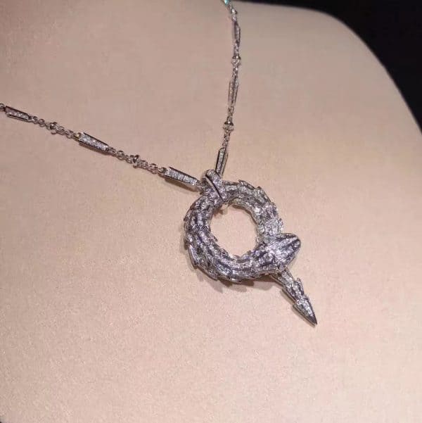 Dây chuyền mặt rắn lớn kim cương Bulgari Serpenti vàng trắng 18K (Liên hệ để biết giá)
