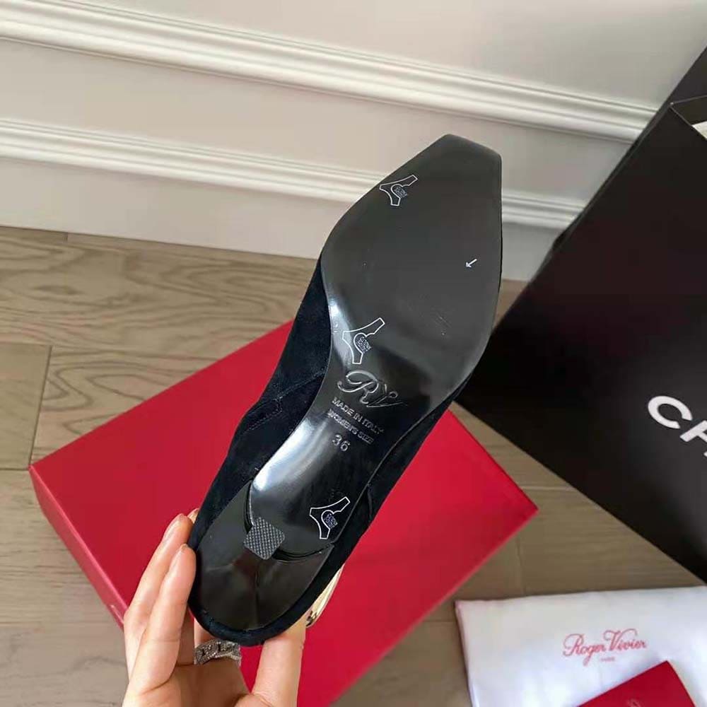 GIÀY Roger Vivier Women Viv’ Choc Metal Buckle Booties in Suede-Black