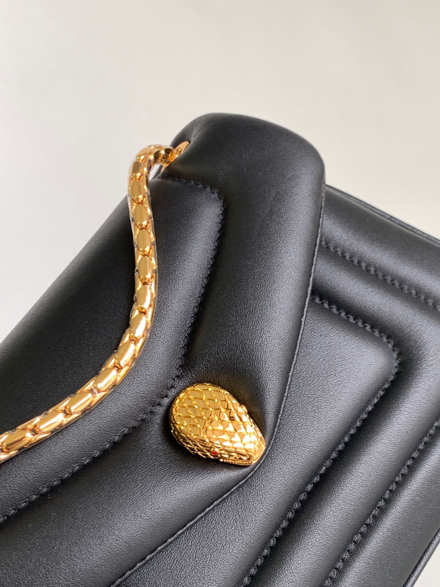 TÚI BVLGARI SERPENTI CALFSKIN BLACK