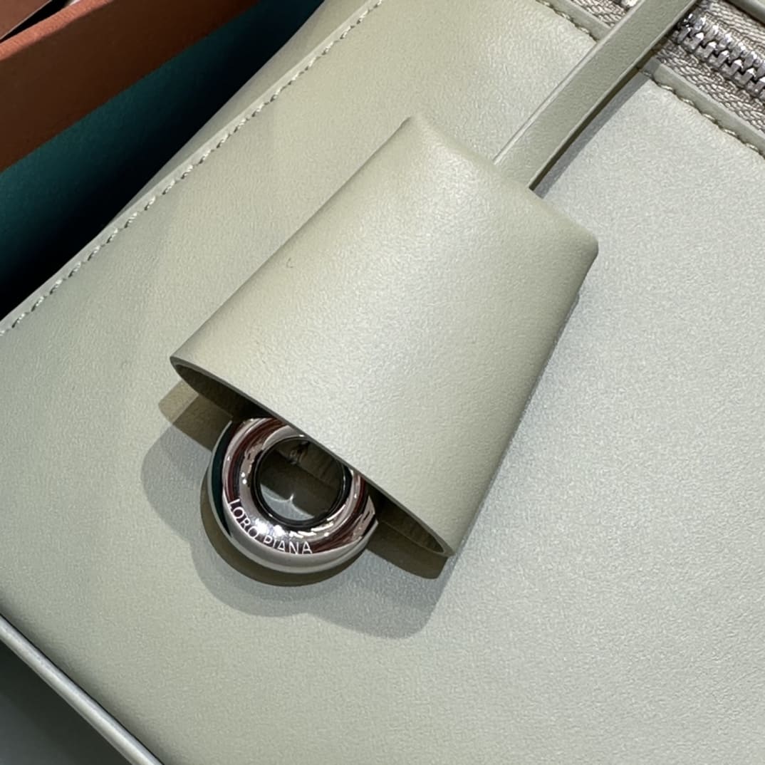 TÚI Loro Piana Women Extra bằng da bê màu trắng