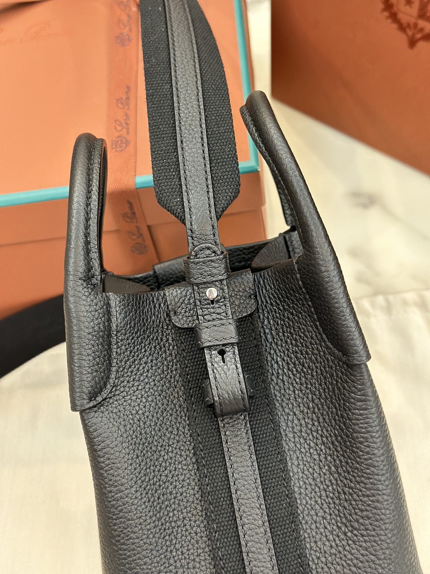 TÚI Loro Piana Bale Micro bằng da bê màu đen