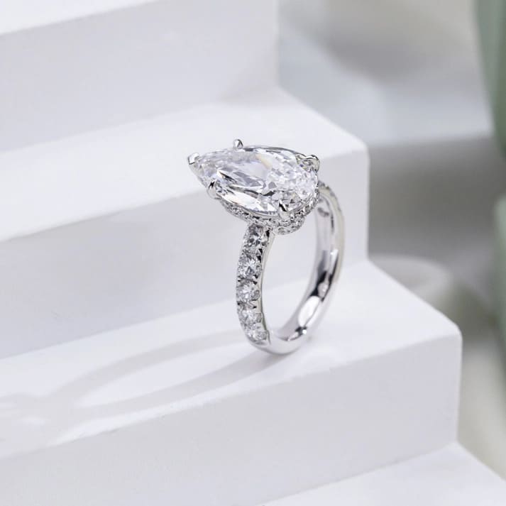 Nhẫn kim cương nhân tạo hình quả lê 4.06CT E VVS2  vàng trắng 18K