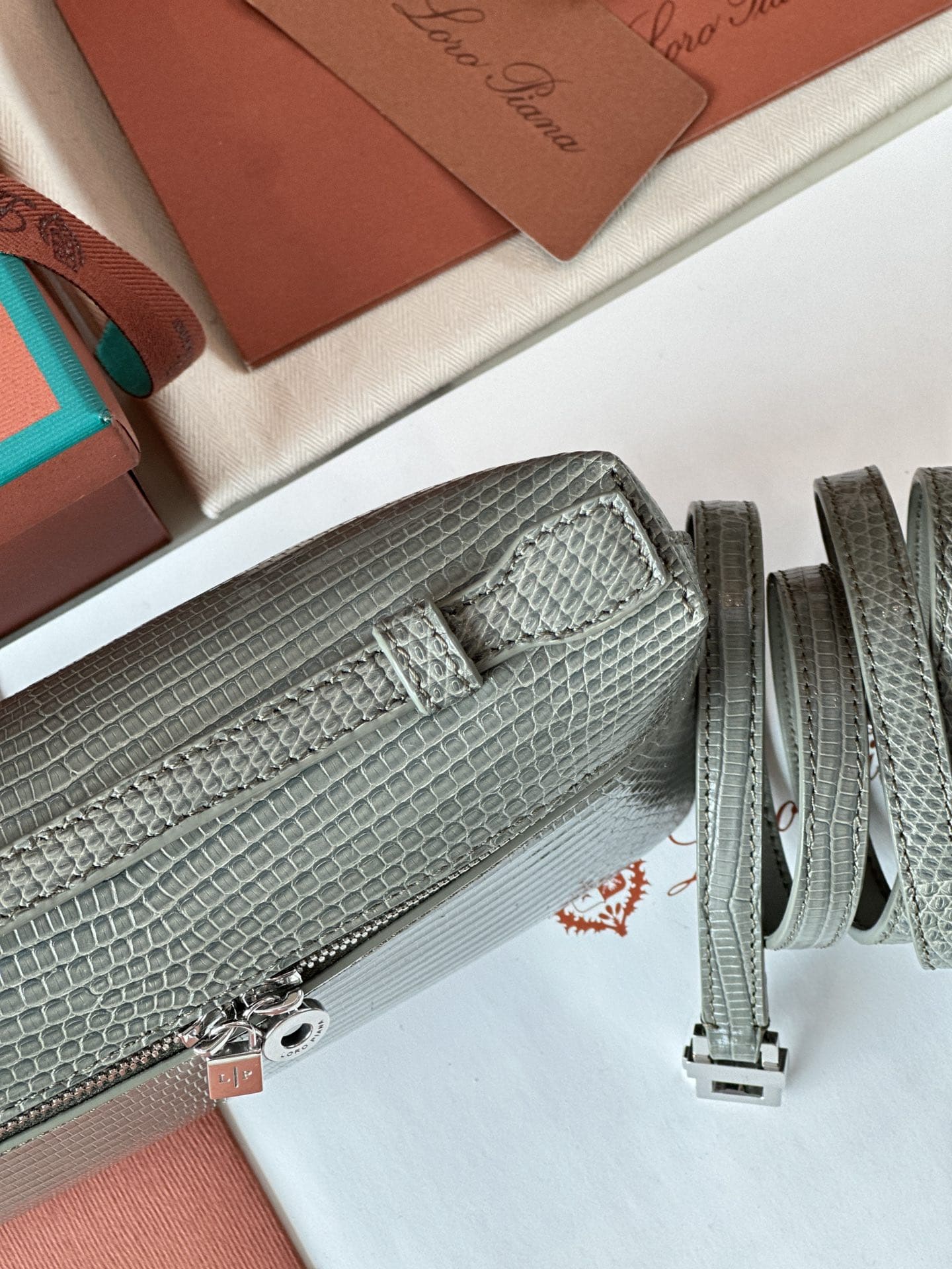 TÚI Loro Piana Women Extra bằng da thằn lằn(Liên hệ để được giá tốt nhất)