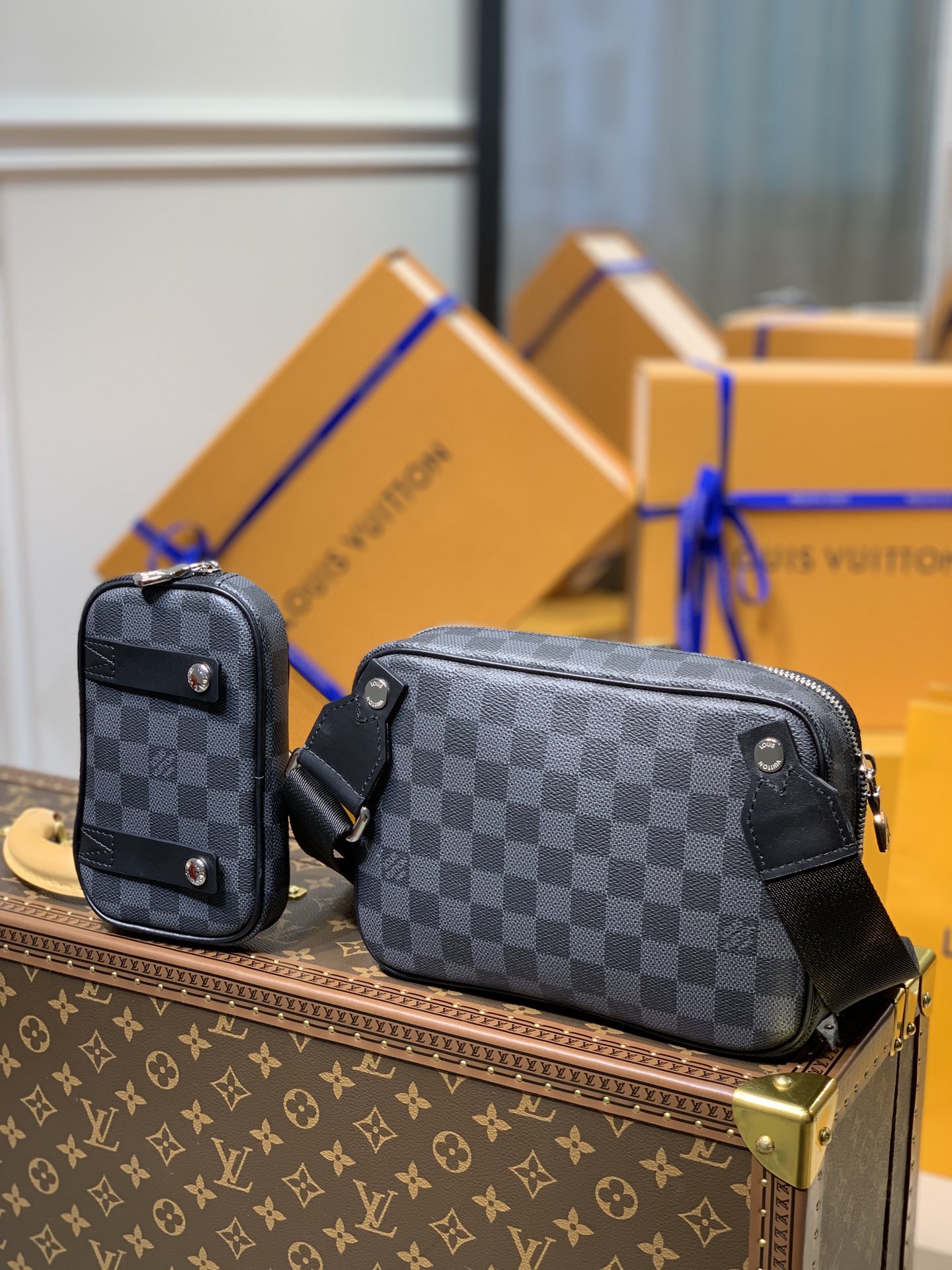 TÚI LOUIS VUITTON Scott Damier Graphite Messenger Bag