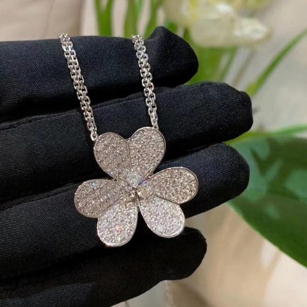 Mặt dây chuyền kẹp kim cương Frivole bằng vàng trắng 18k của Van Cleef & Arpels, mẫu rất lớn 18K  (Liên hệ để biết giá)