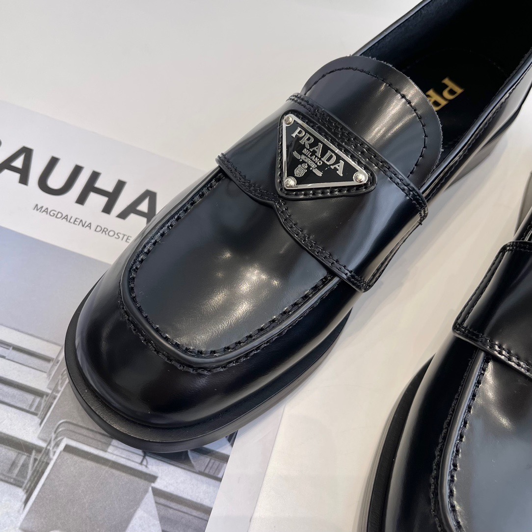 GIÀY PRADA TRIANGLE LOGO LOAFER SHOES