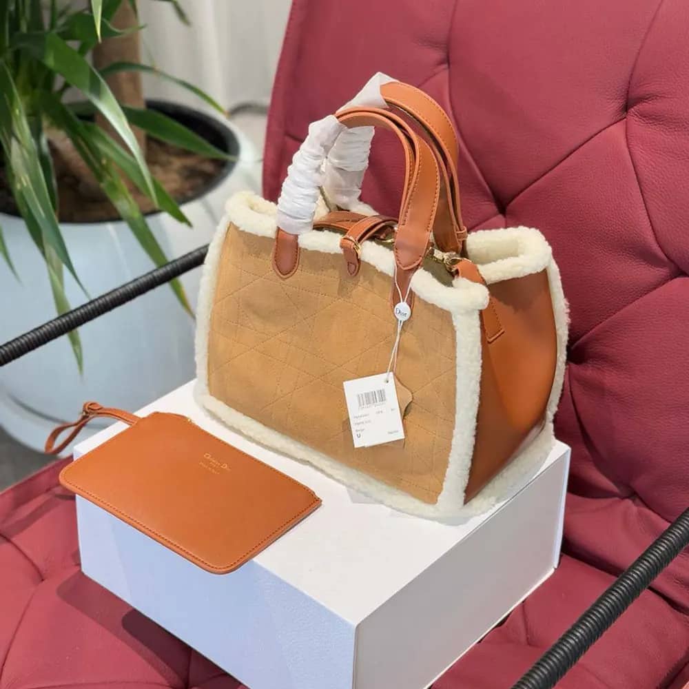 TÚI Dior Toujours Macrocannage da lộn và da cừu màu mộc cỡ trung