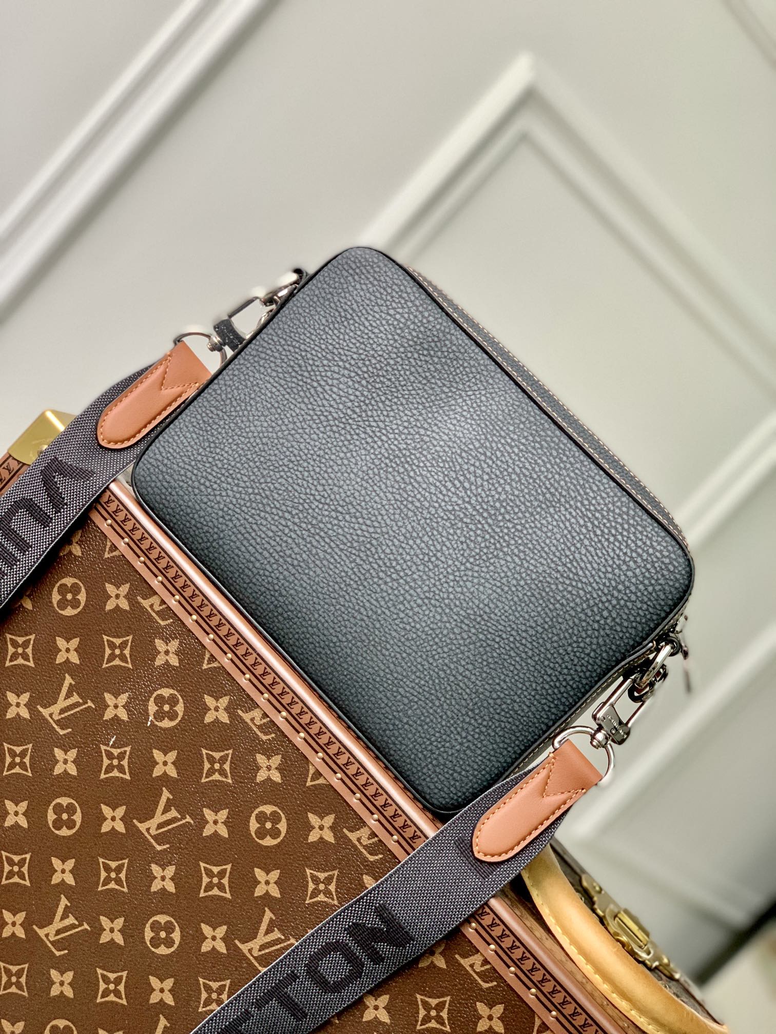 TÚI LOUIS VUITTON TRIO TAURILLON Messenger Bag