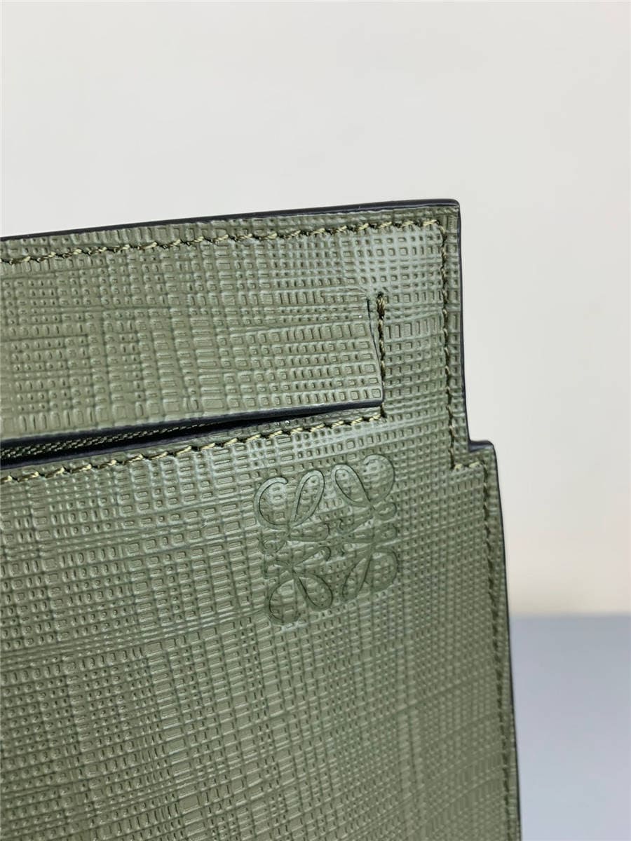 Túi LOEWE new embossed leather T pouch clutch Olive