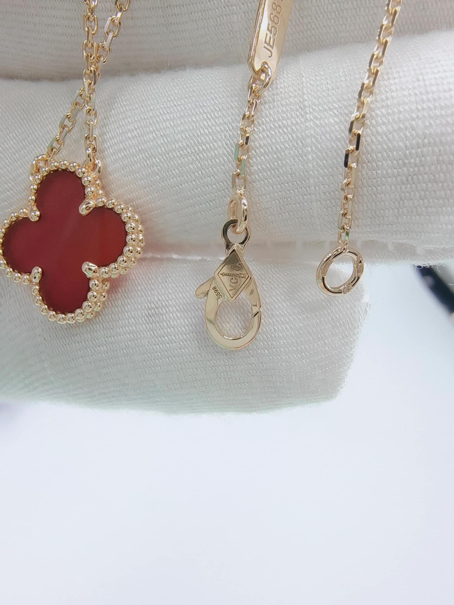 Vòng cổ Van Cleef & Arpels Carnelian vàng hồng 18K