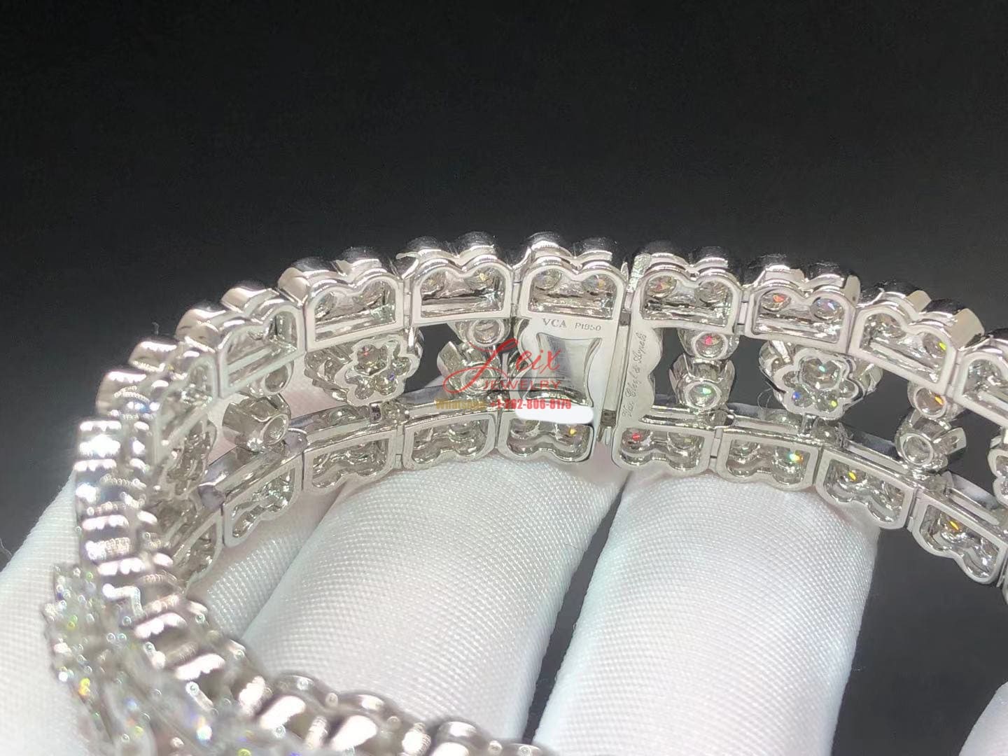 Vòng tay bạch kim VCA High Jewelry Snowflake 21,5 carat kim cương 18K  (Liên hệ để biết giá)