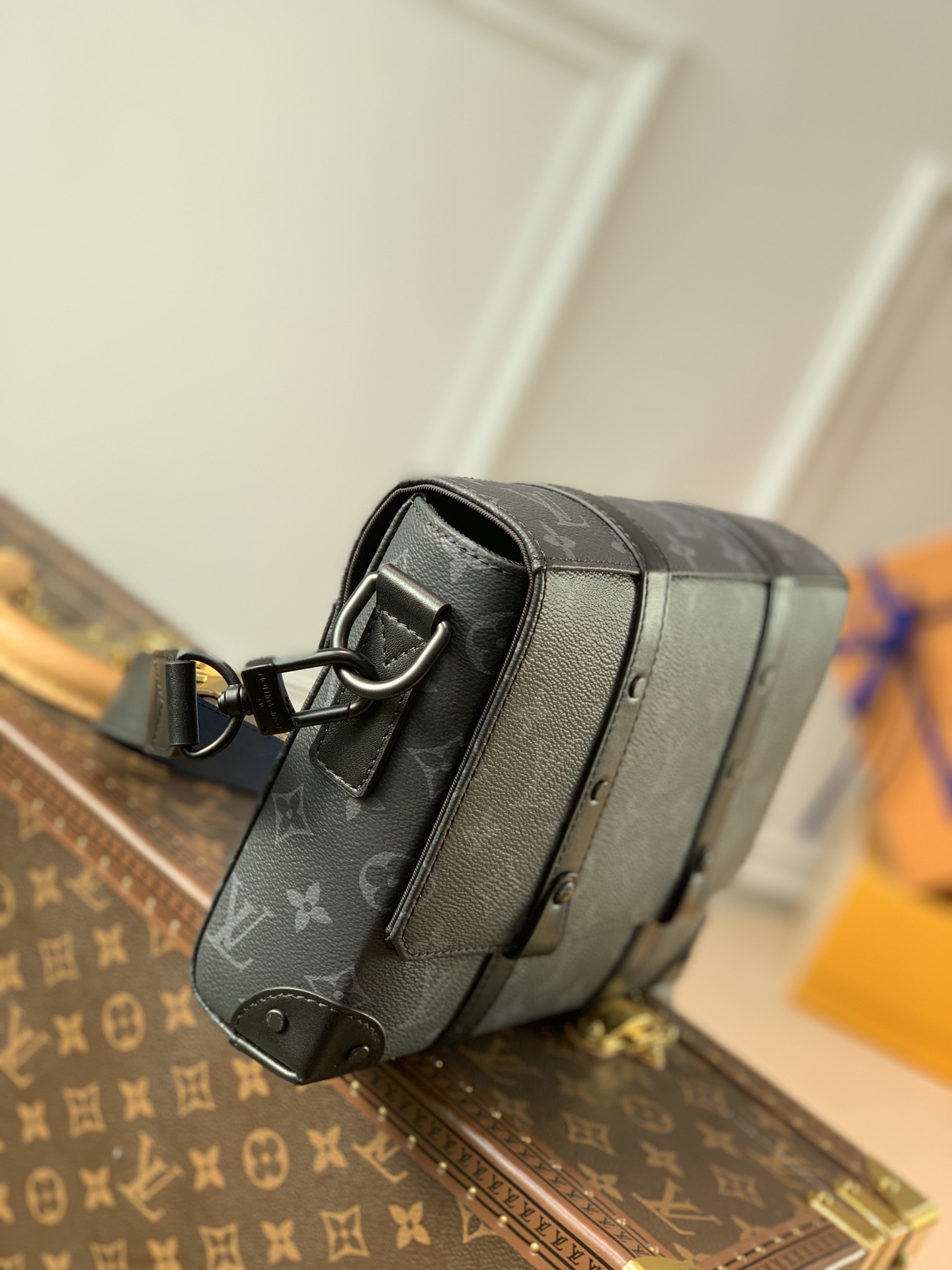 TÚI LOUIS VUITTON Trunk Monogram Taurillon Messenger Bag