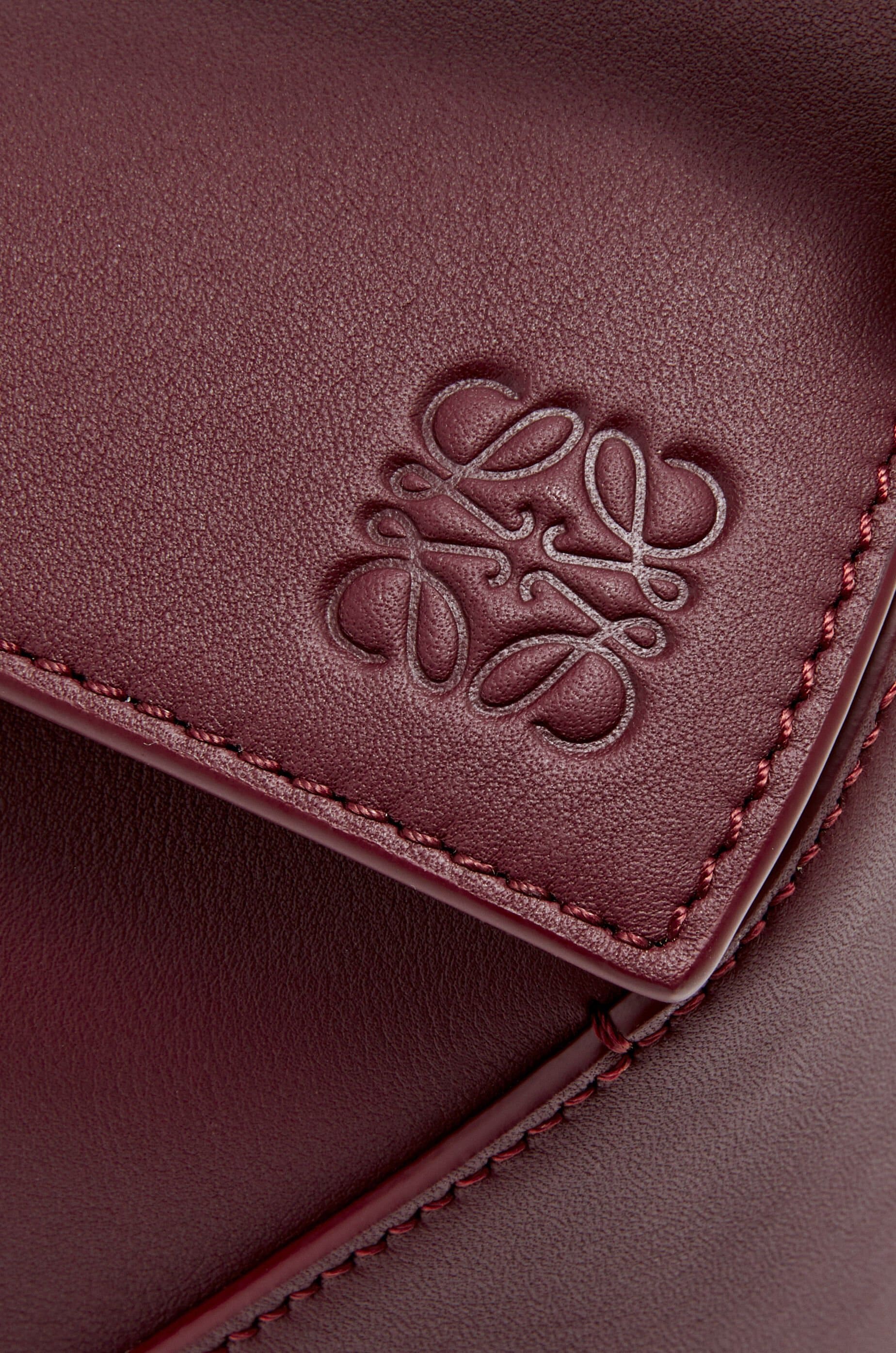 Túi LOEWE Small Puzzle bag in classic calfskin burgundy