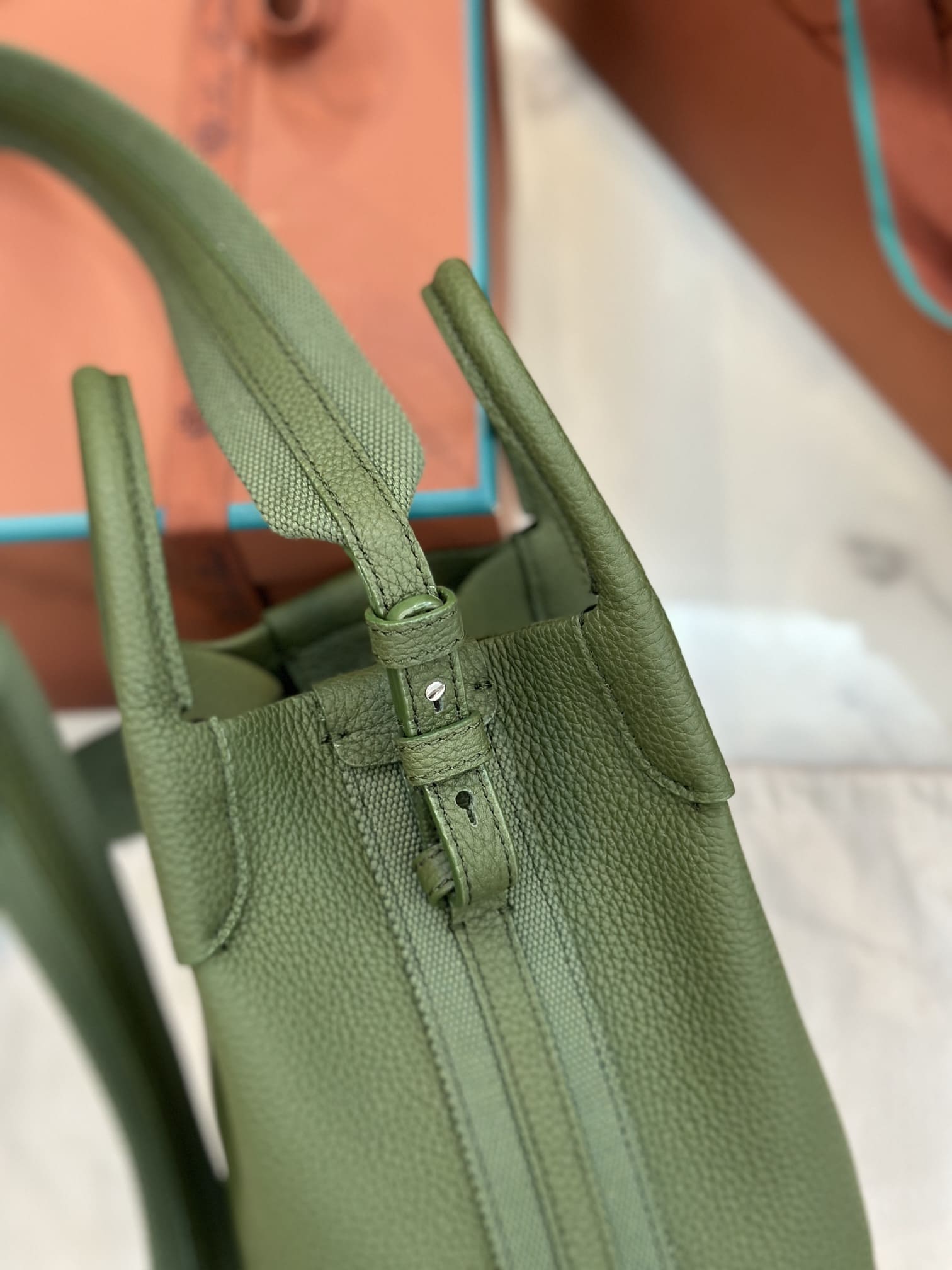 TÚI Loro Piana Bale Micro bằng da bê màu xanh lá cây