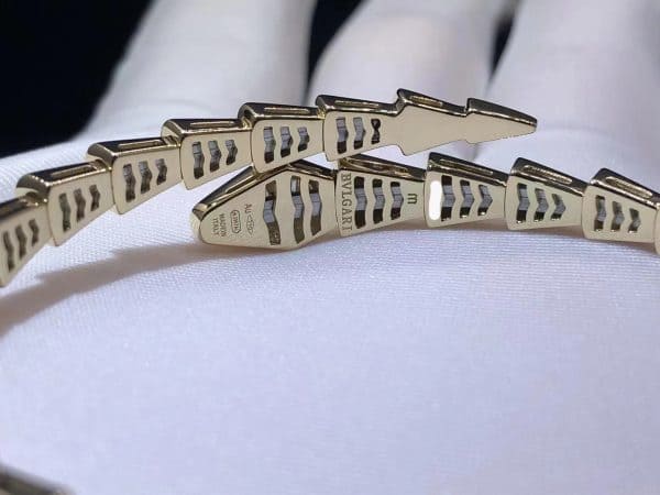 Vòng tay rắn kim cương Demi-pavé Serpenti Viper 0,47ct của Bvlgari bằng vàng vàng 18K  (Liên hệ để biết giá)