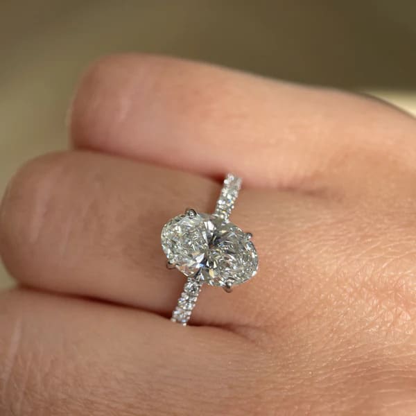 Nhẫn kim cương nhân tạo hình bầu dục vàng trắng 18K