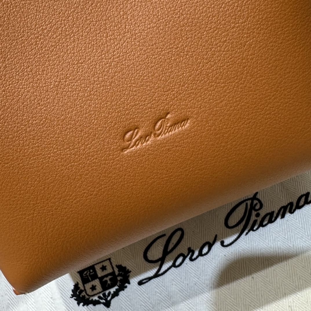 TÚI Loro Piana Bale Micro bằng da bê màu nâu Barenia