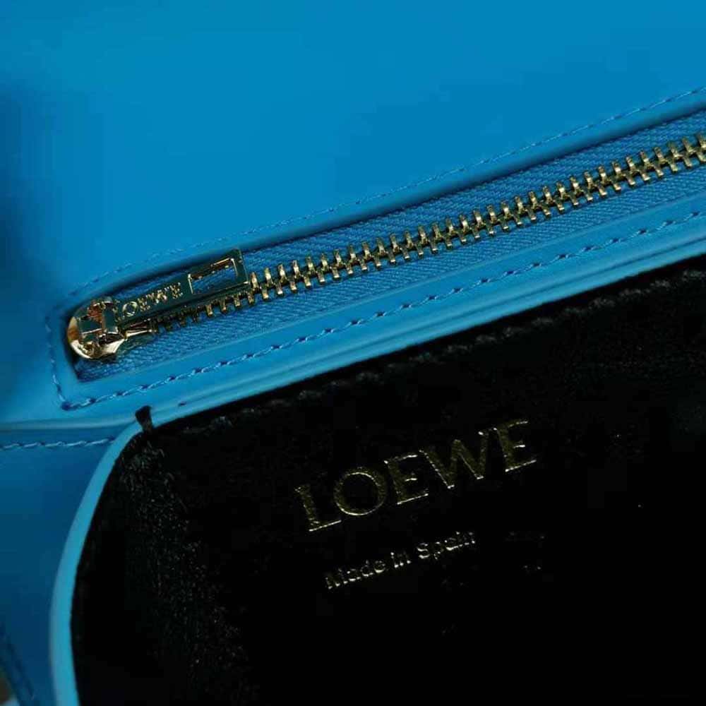 TÚI LOEWE Barcelona bằng da bê lụa màu xanh lá cây