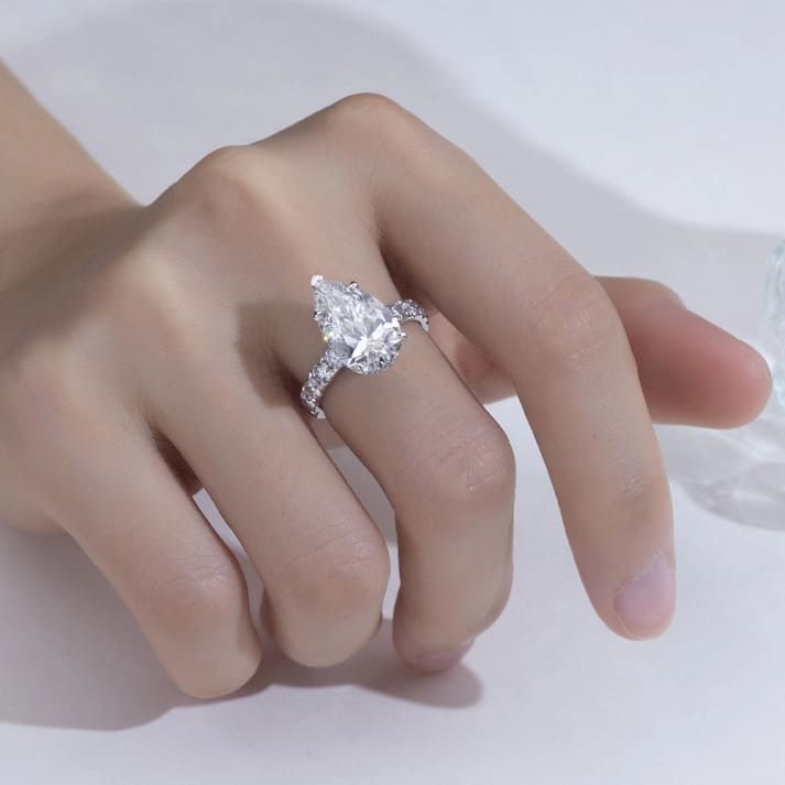 Nhẫn kim cương nhân tạo hình quả lê 4.06CT E VVS2  vàng trắng 18K