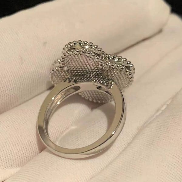Nhẫn vàng trắng 18k Magic Alhambra Van Cleef & Arpels Onyx 18K  (Liên hệ để biết giá)