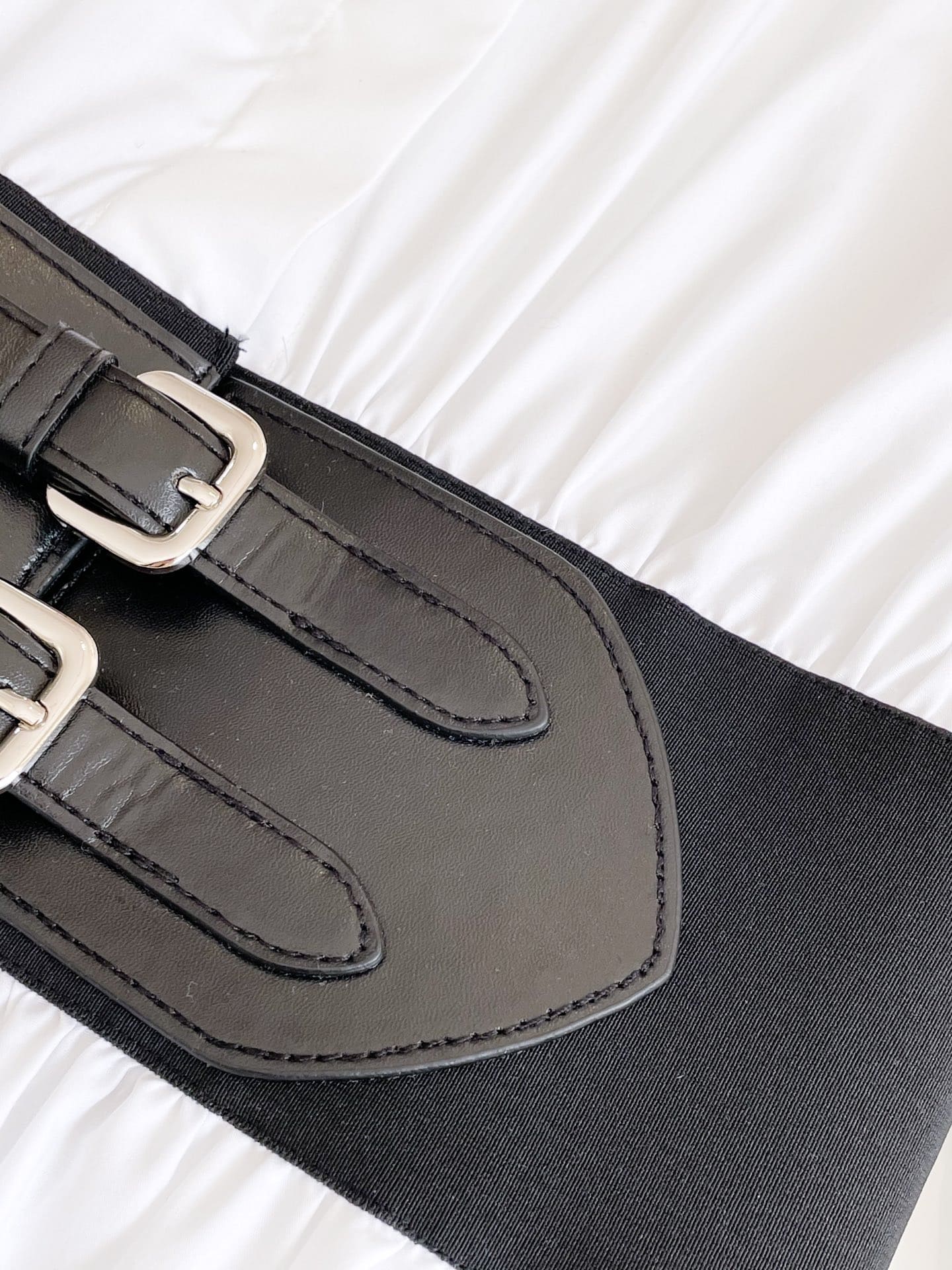 ĐẦM ALAIA WHITE WITH LEATHER BELTS High Classy
