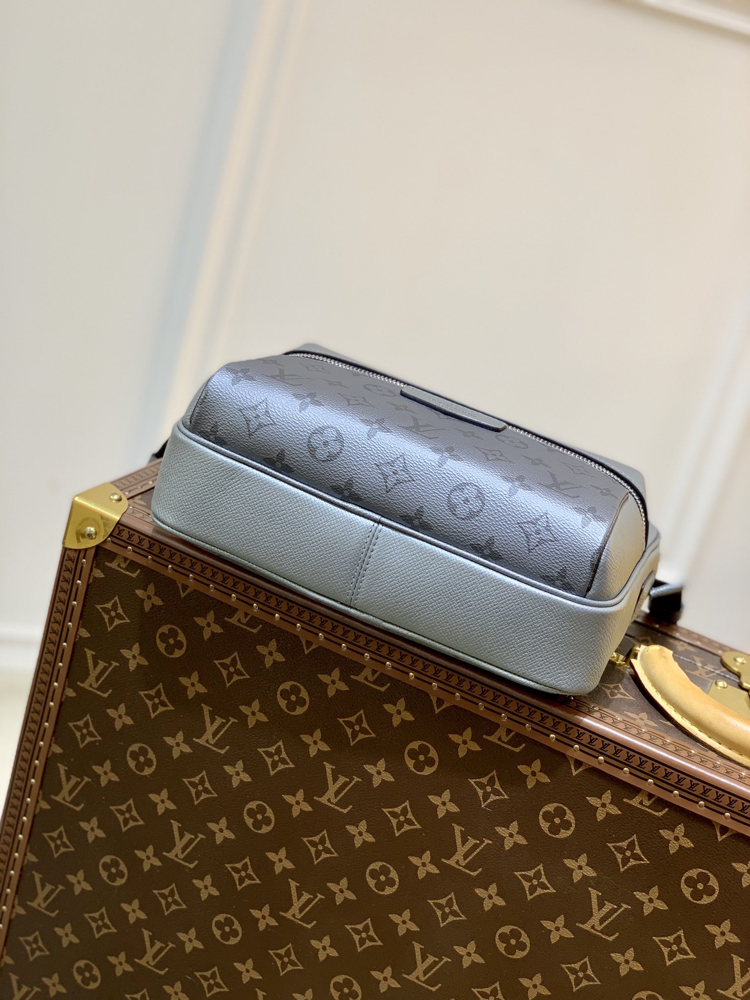 TÚI LOUIS VUITTON Outdoor Monogram Taga Messenger Bag