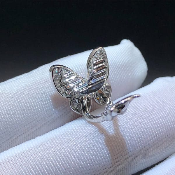 Hoa tai kim cương hình con bướm bằng vàng trắng 18k của Van Cleef & Arpels 18K  (Liên hệ để biết giá)