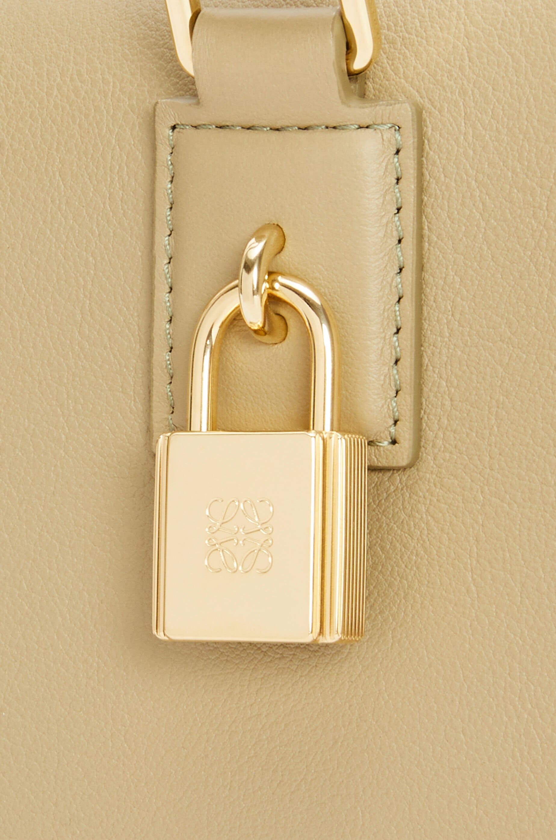 Túi LOEWE Amazona 28 bag in nappa calfskin light yellow