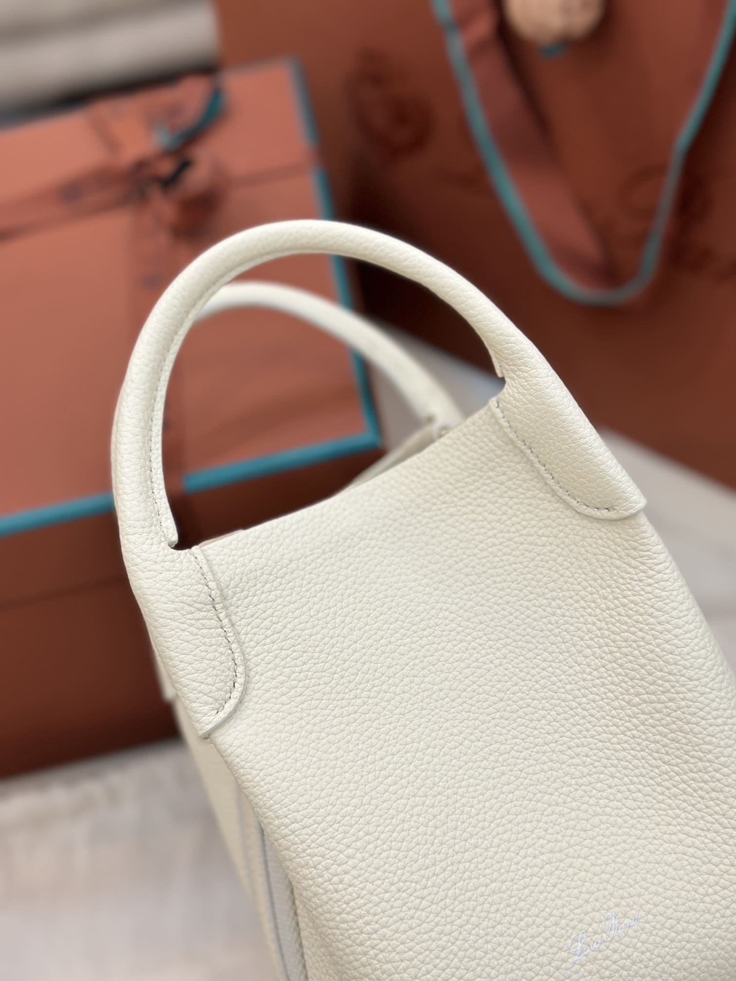 TÚI Loro Piana Bale Micro bằng da bê màu trắng