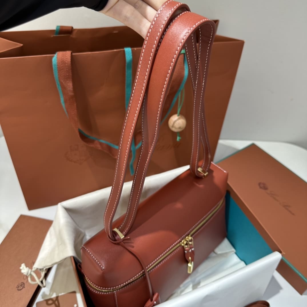 TÚI Loro Piana Women Extra bằng da bê màu nâu đỏ