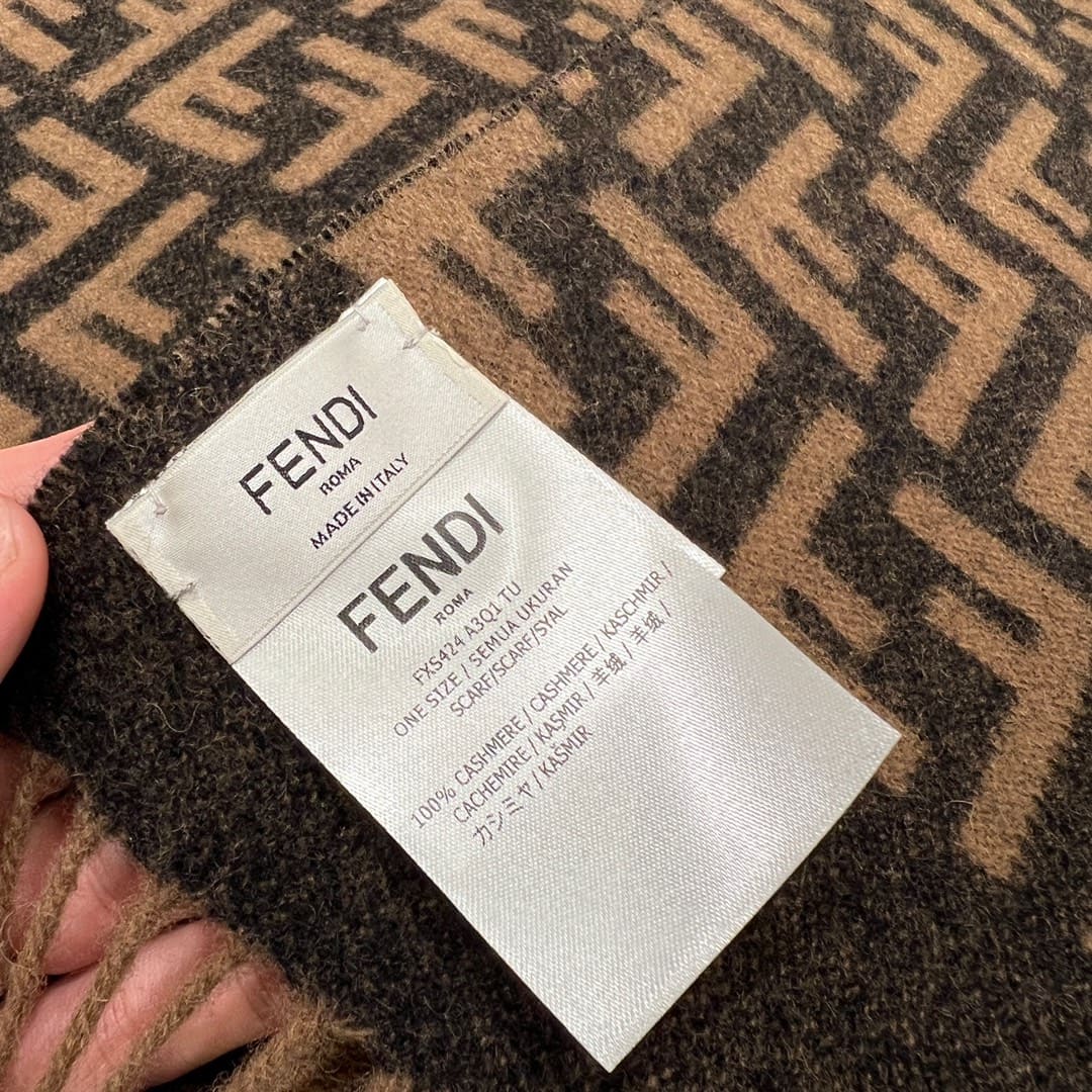 KHĂN FENDI Double F travel blanket scarf
