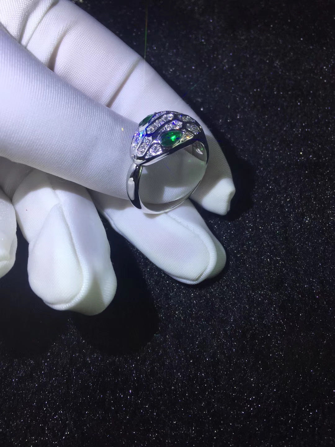 NHẪN VÀNG TRẮNG BVLGARI Serpenti 18KT White gold emerald eyes and full pave diamons