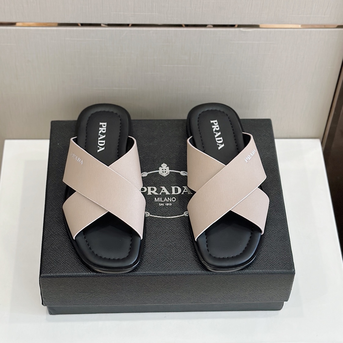 DÉP PRADA TRIANGLE SLIPPER