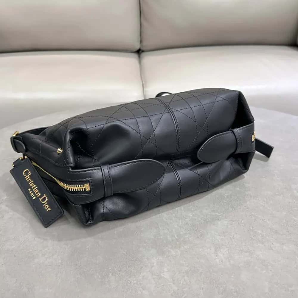 TÚI Dior Women Small D-Journey bằng da bê nhăn màu đen đế phẳng Macrocannage