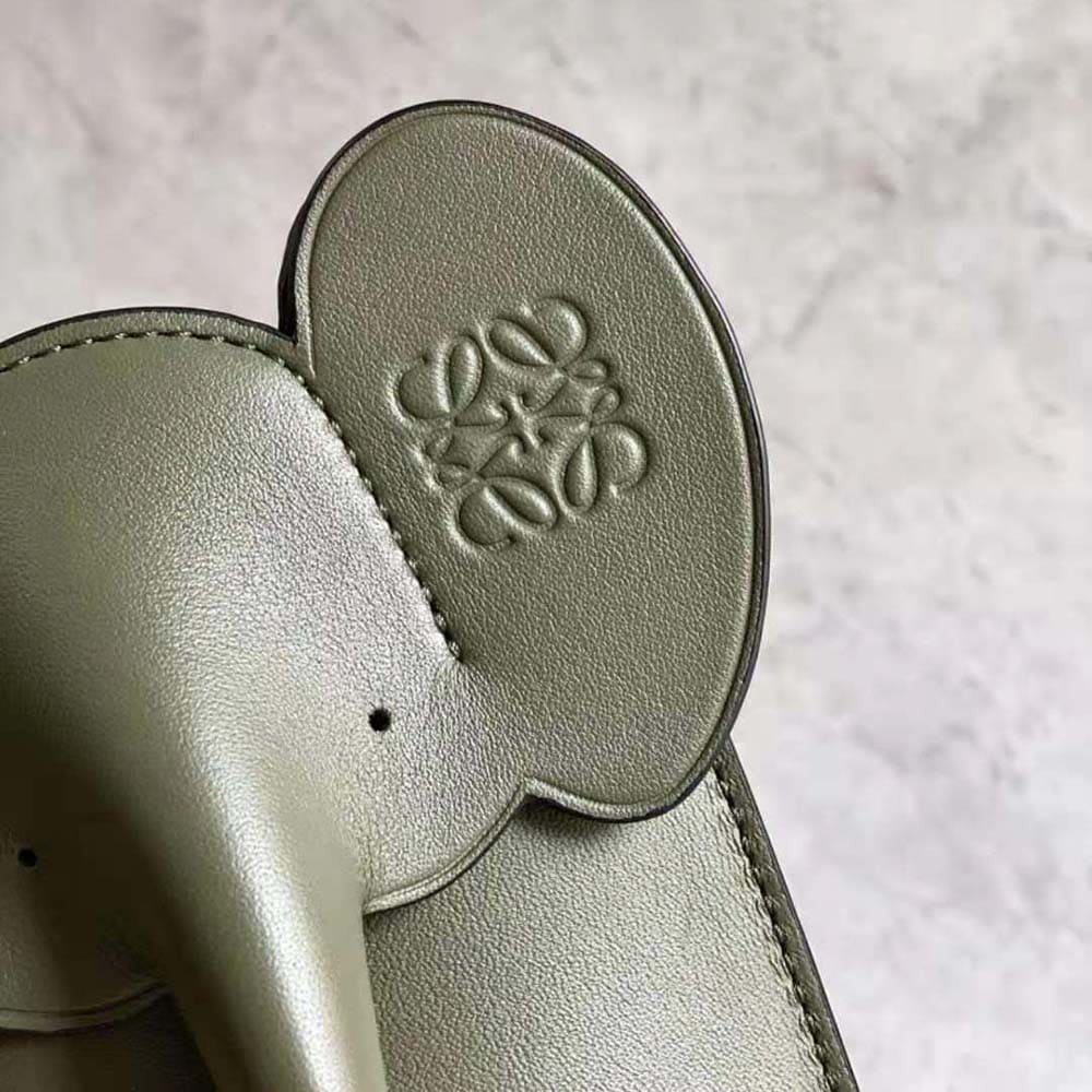 TÚI LOEWE Elephant Pocket màu da bê cổ điển màu xanh lá cây