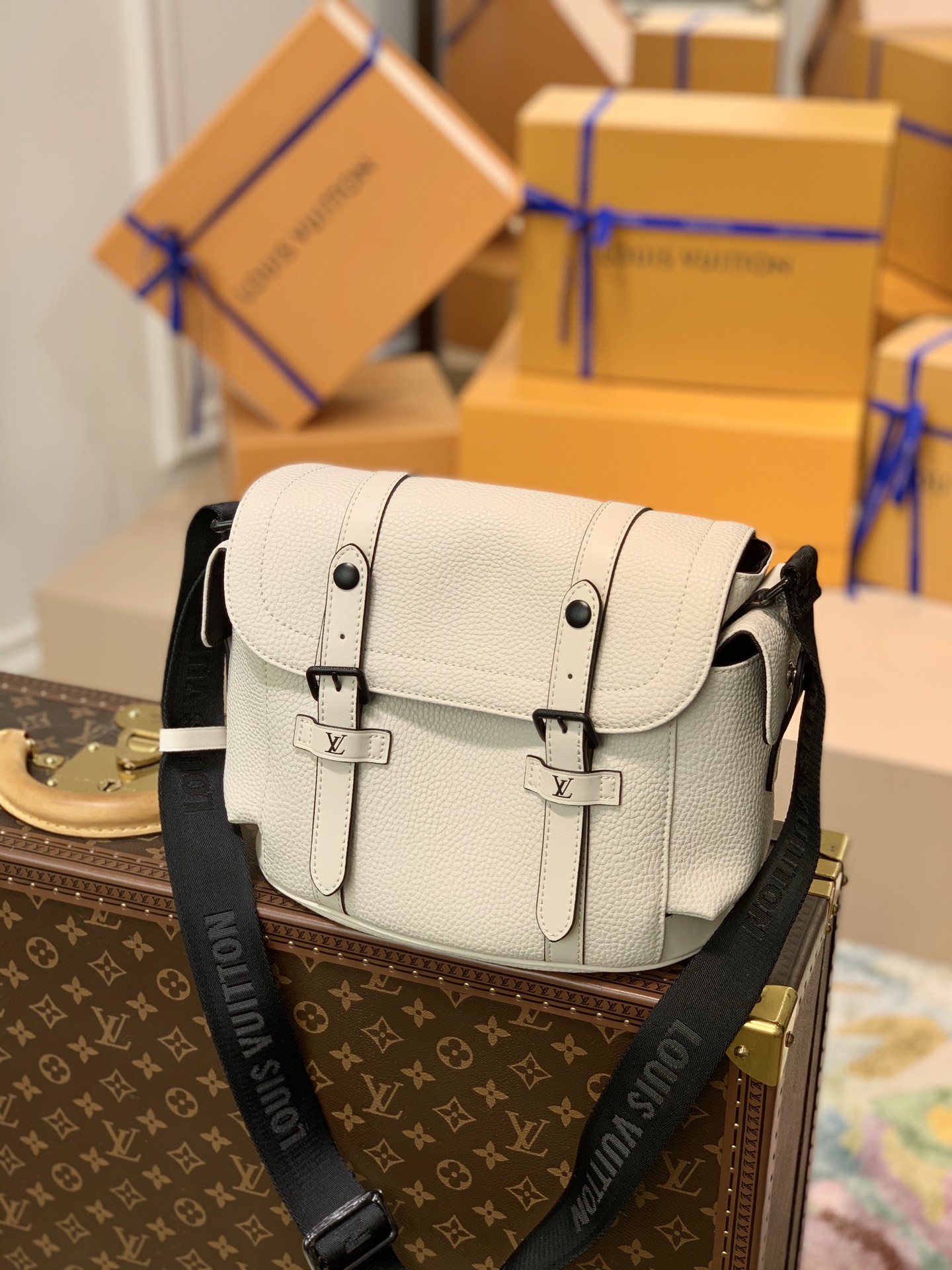 TÚI LOUIS VUITTON Christopher Taurillon Messenger Bag