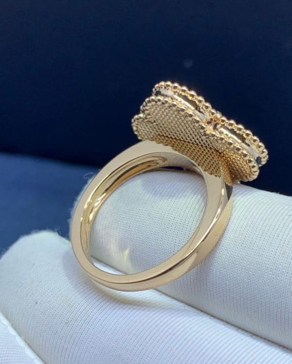 Nhẫn vàng 18K đính đá mã não xanh Magic Alhambra của Van Cleef & Arpels 18K  (Liên hệ để biết giá)