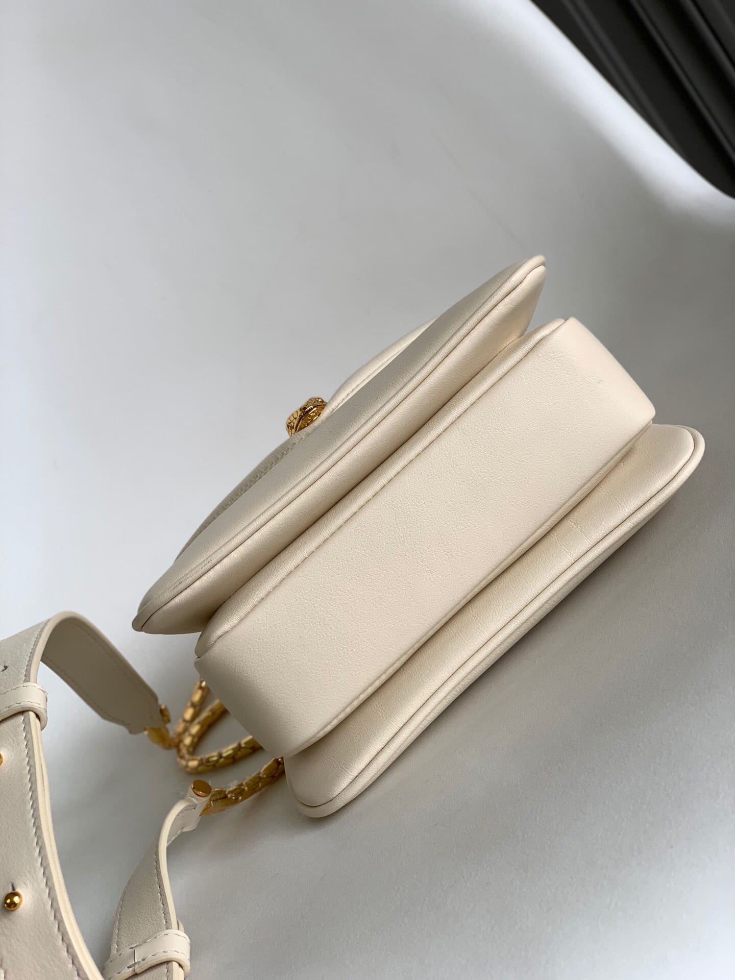 TÚI BVLGARI SERPENTI CALFSKIN WHITE