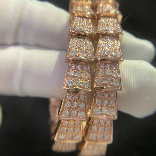 Vòng tay Bulgari Double Coil Diamond Paved Serpenti Viper bằng vàng hồng 18K (Liên hệ để biết giá)