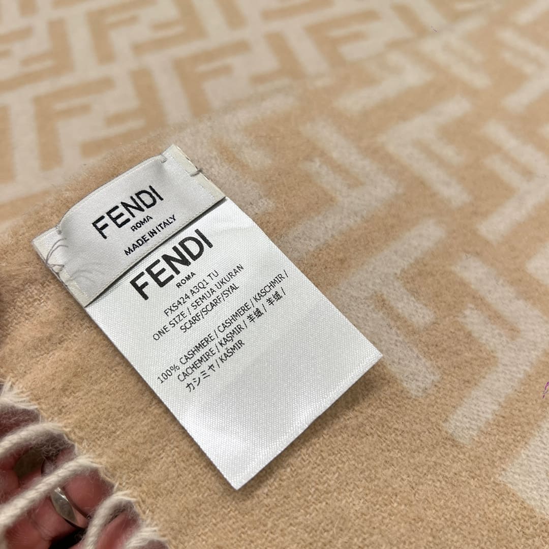 KHĂN FENDI Double F travel blanket scarf