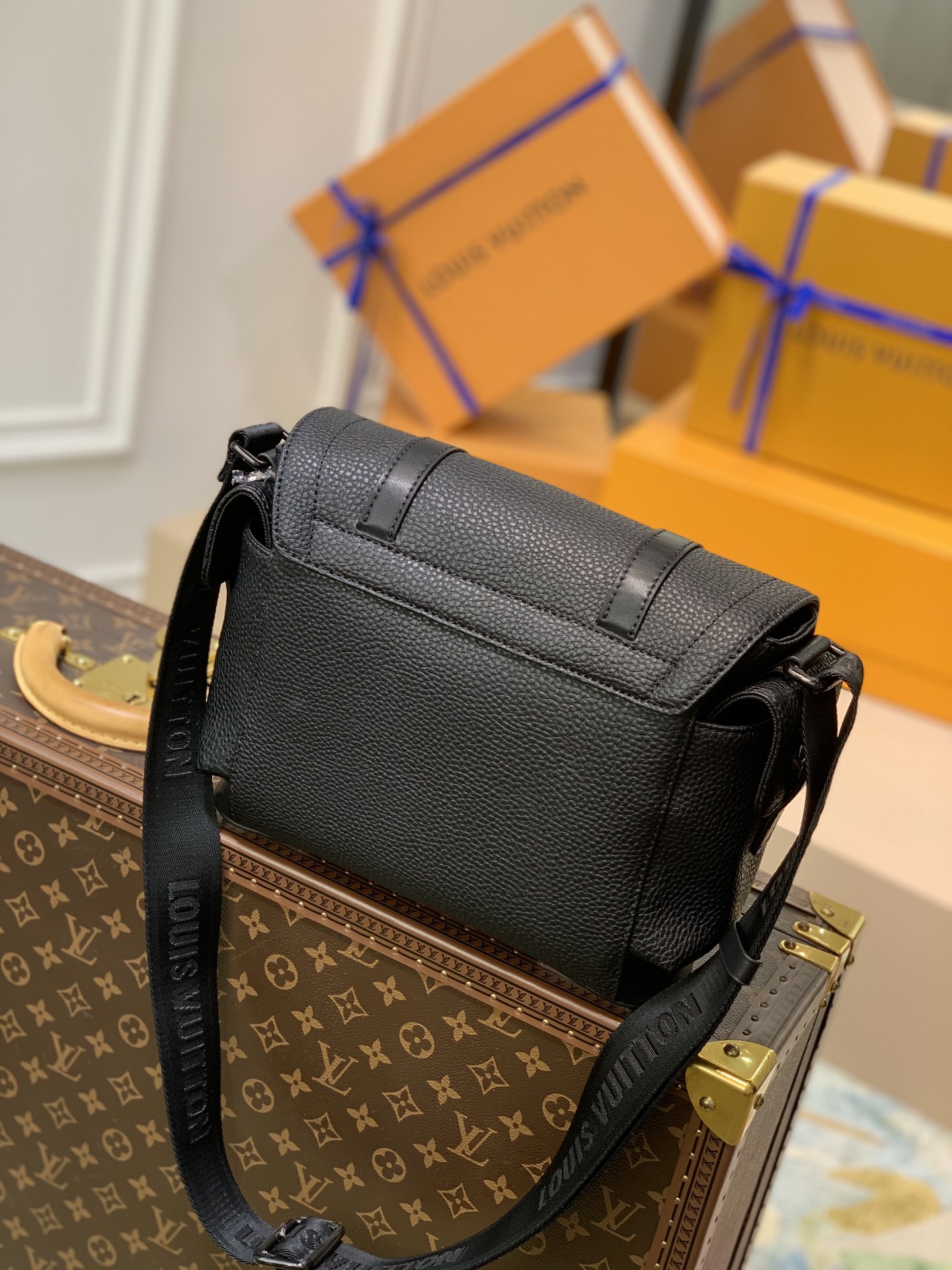 TÚI LOUIS VUITTON Christopher Taurillon Messenger Bag
