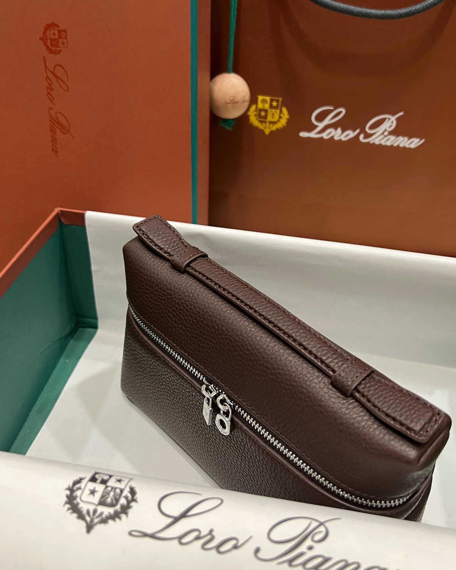 TÚI Loro Piana Women Extra bằng da bê màu nâu đậm