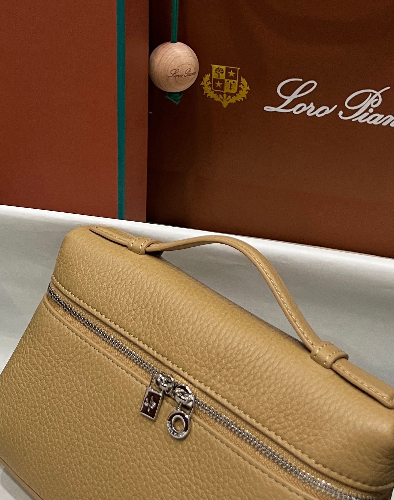 TÚI Loro Piana Women Extra bằng da bê màu vàng cát